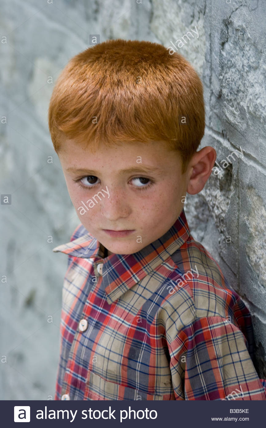 hunza-boy-in-the-village-of-ganish-near-karimabad-pakistan-B3B5KE.jpg