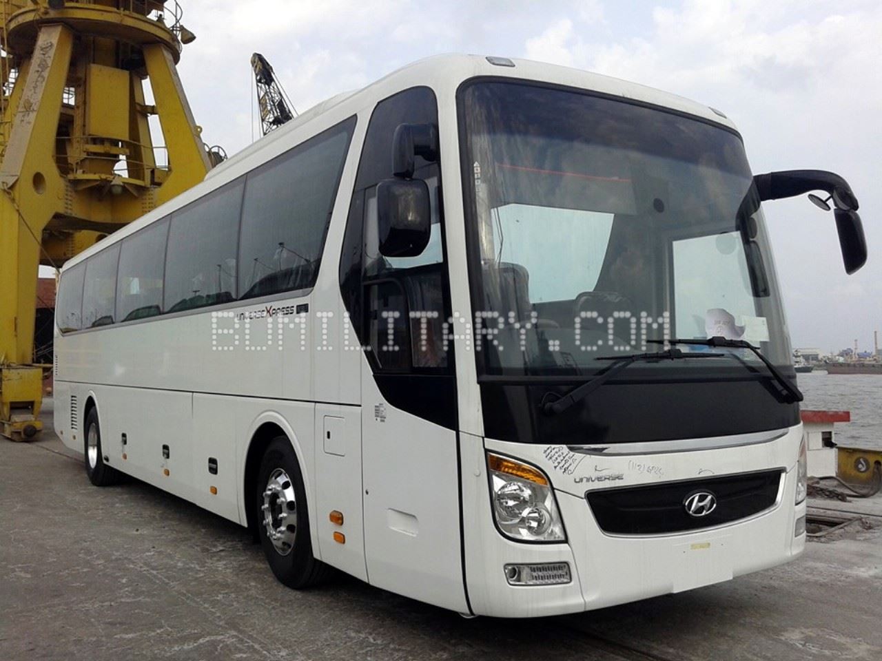 hyundai-delivers-new-generation-buses-to-bangladesh-army-001.jpg