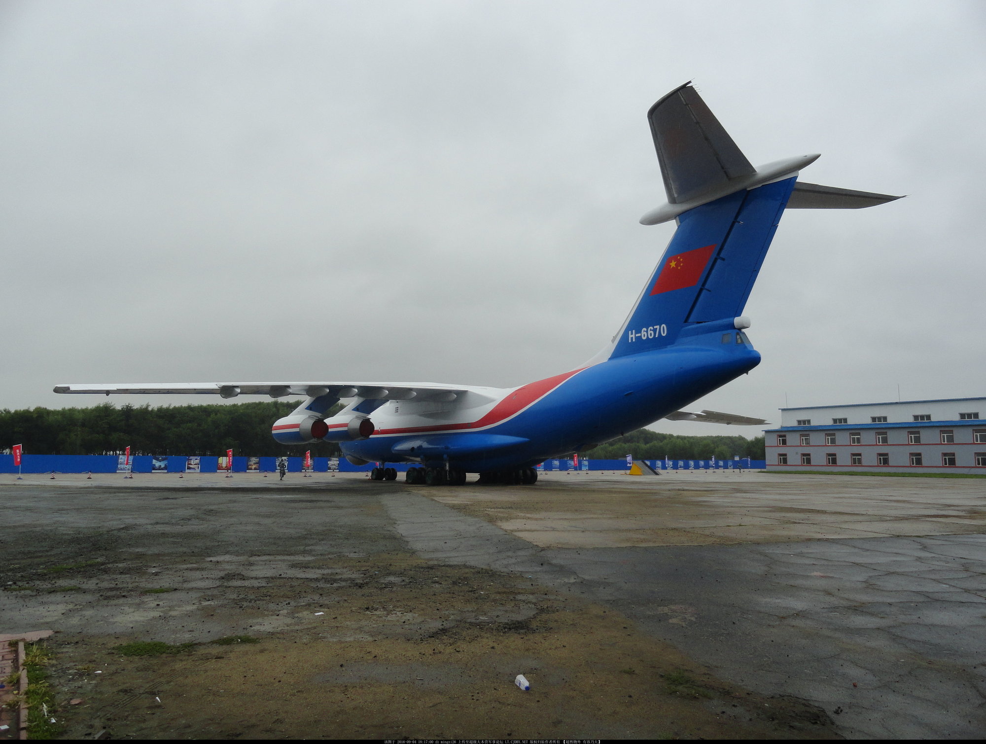 Il-76MD H-6670 blue-red-white scheme - 4.9.16 - 1.jpg