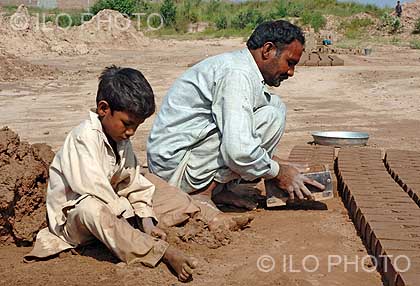 ilo-bondedlabor-pakistan-crozet-m.jpg