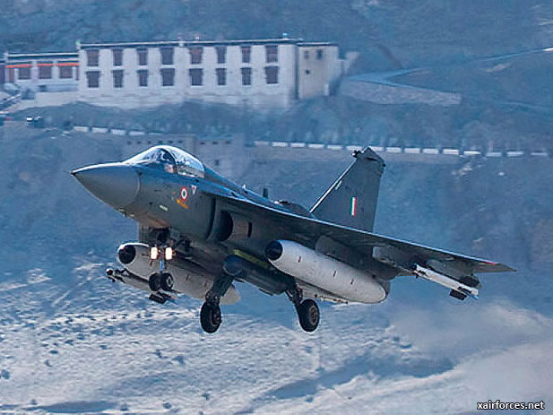 Indian-Air-Force_-Tejas-LCA_060213.jpg