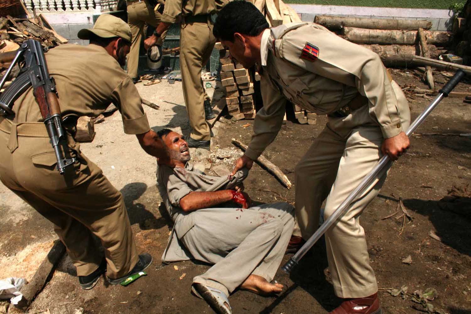 Indian-army-beating-a-kashmiri.jpg