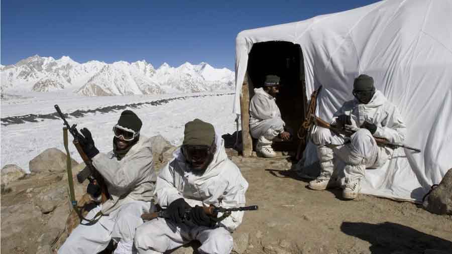 Indian_Army_troops_checking_weapons_siachen.jpg