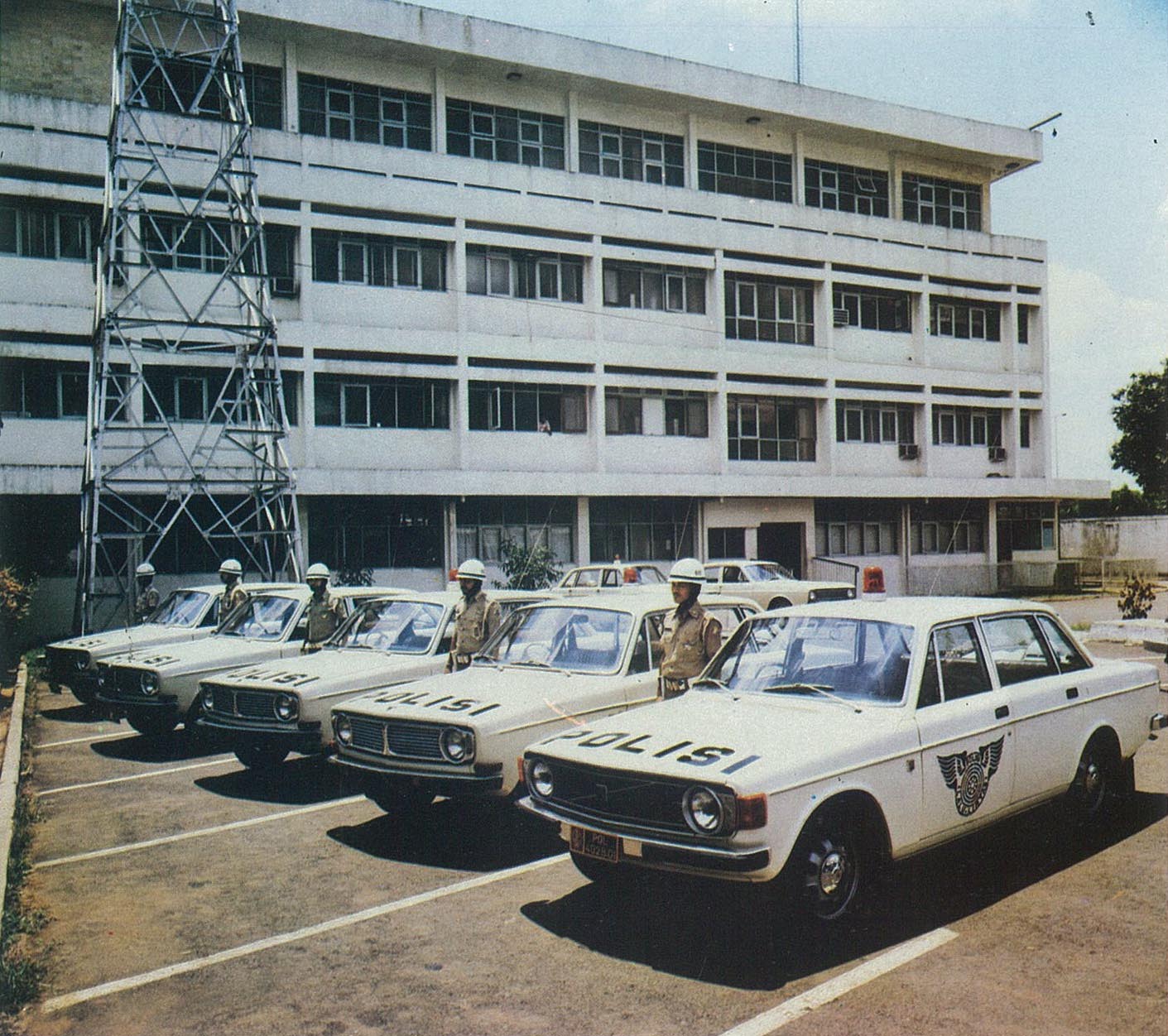 Indonesian_police_cars,_Sekilas_Lintas_Kepolisian_Republik_Indonesia,_p37.jpg