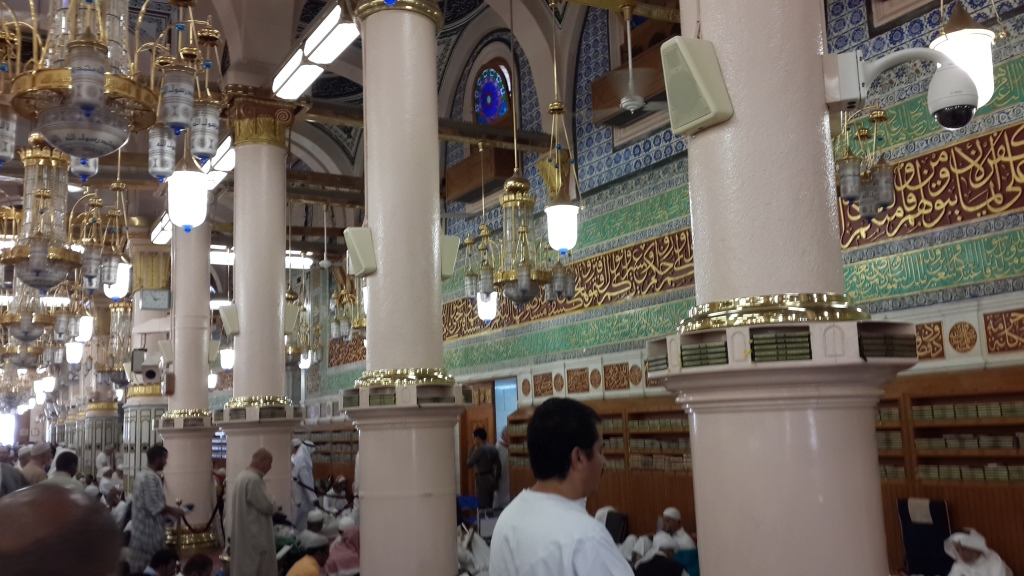 interior-Masjid-Nabawi-Madinah3.jpg