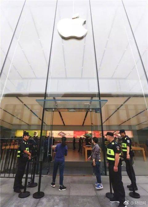 iphone8 launch - few people show up in Hangzhou 01.jpg