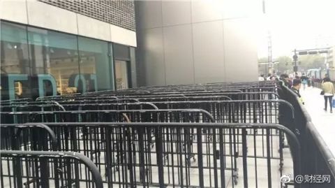 iphone8 launch - few people show up in Hangzhou 02.jpg