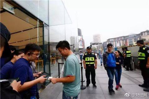 iphone8 launch - few people show up in Hangzhou 03.jpg