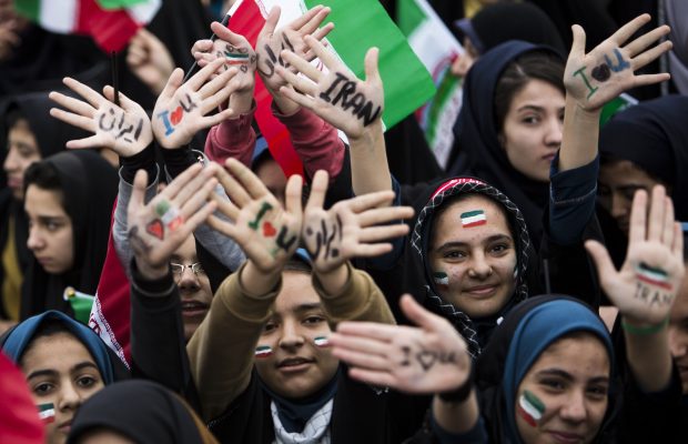 iran-girls-hands-1439756640-620x400.jpg