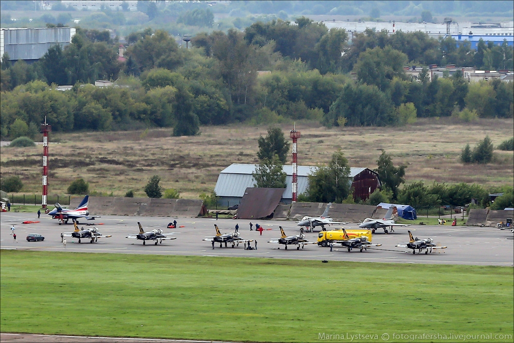 J-10AY vs Rafale at MAKS.jpg