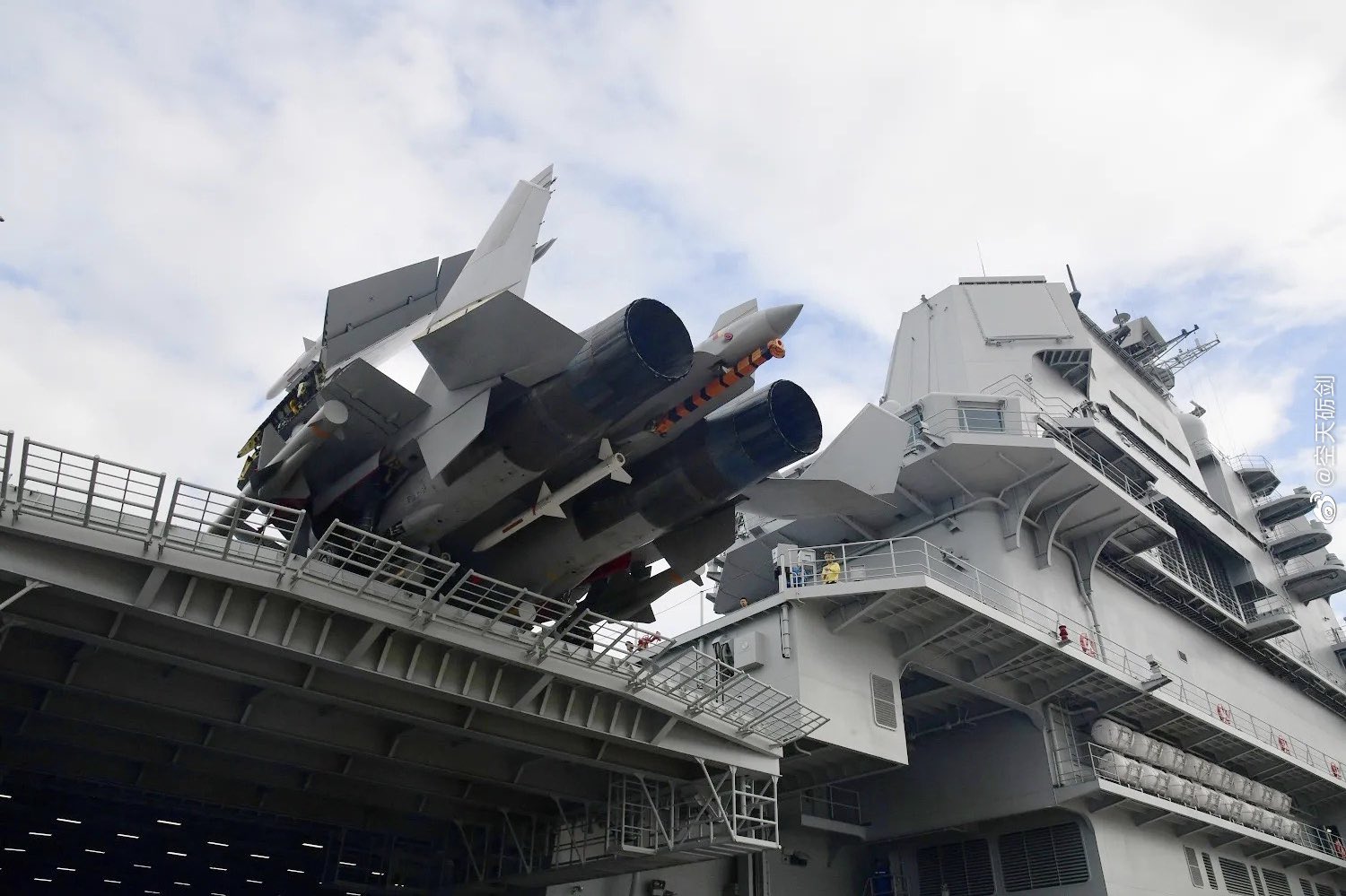 J-15 on aircraft carrier Shandong CV-17 by 空天砺剑 at Weibo - Dec2020 02.jpg