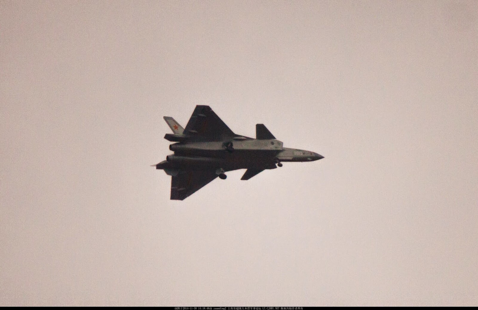 J-20 2013 maiden flight - 29.11.14 - 8xxl.jpg