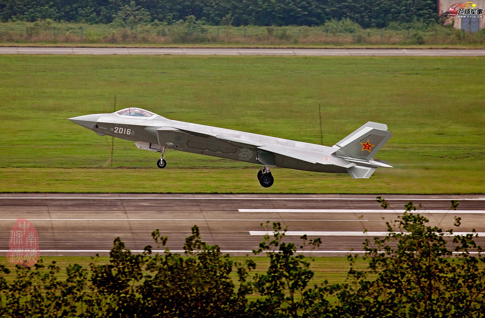 J-20 2016 - 18.9.15 maiden flight - 10.jpg