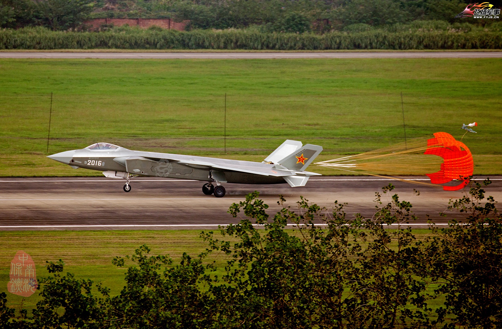 J-20 2016 - 18.9.15 maiden flight - 11.jpg