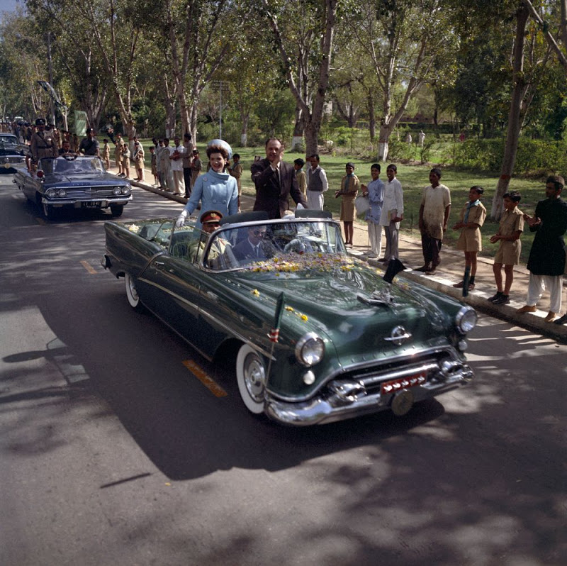 Jacqueline-Kennedy-Rides-In-Motorcade-In-Pakistan-March-21-1962.jpg