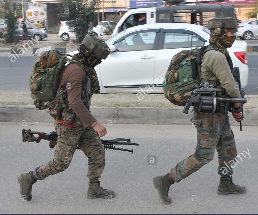 jammu-10th-feb-2018-indian-soldiers-arrive-at-the-site-of-an-attack-M3B5J6~01.jpg