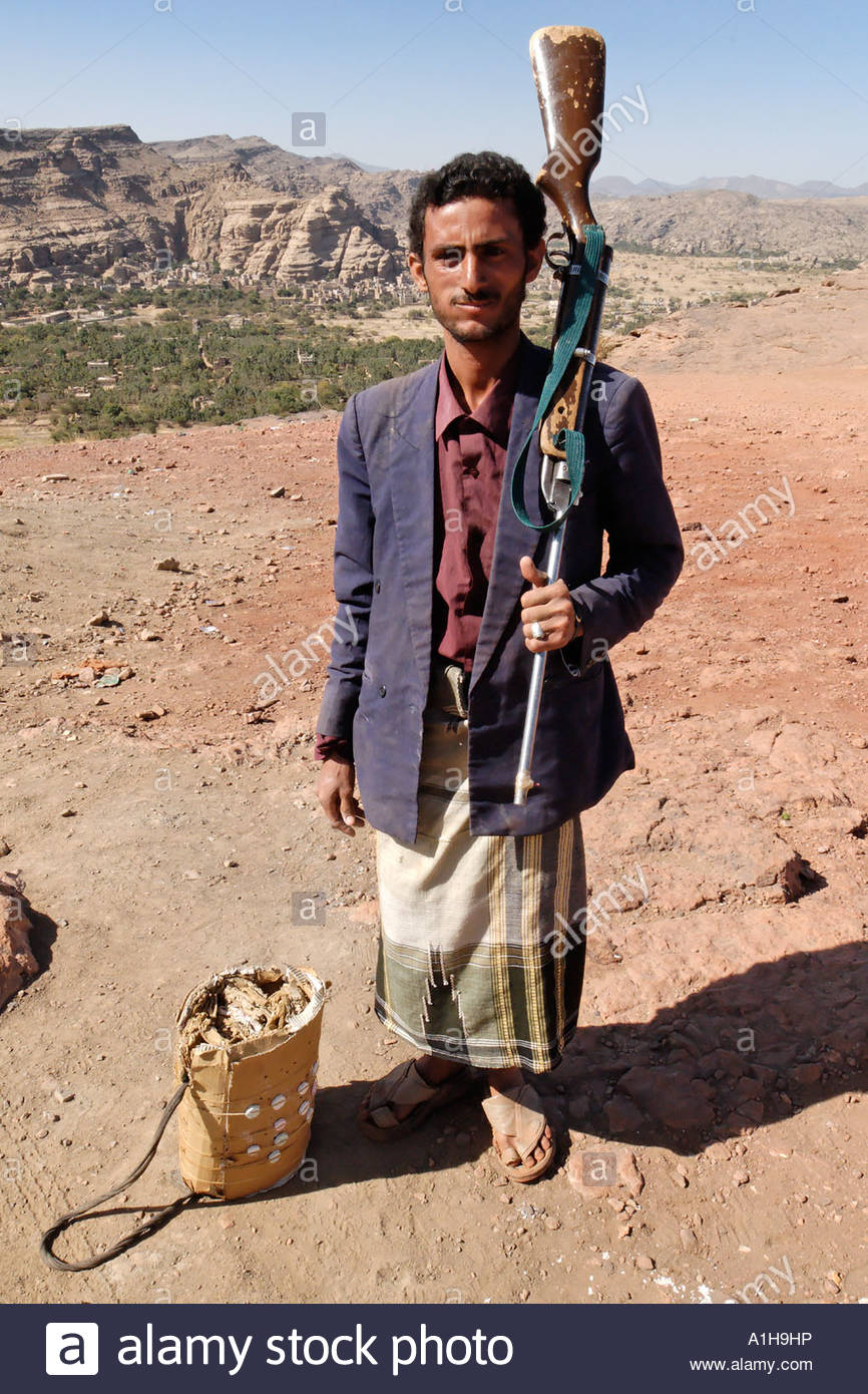 jemenian-tribal-warrior-man-with-gun-yemen-A1H9HP.jpg