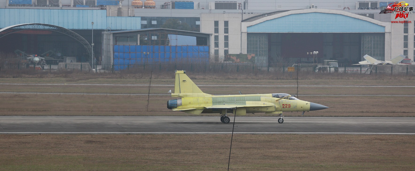 JF-17 229 + two J-20 behind.jpg