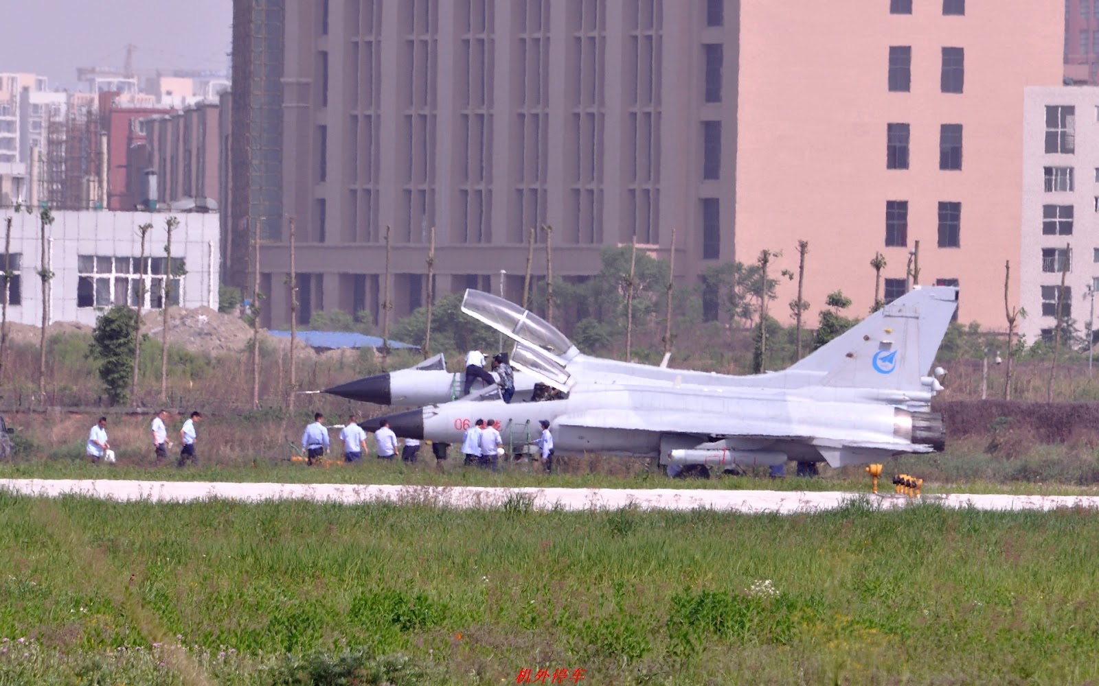 JF-17 J-10 comparession.jpg