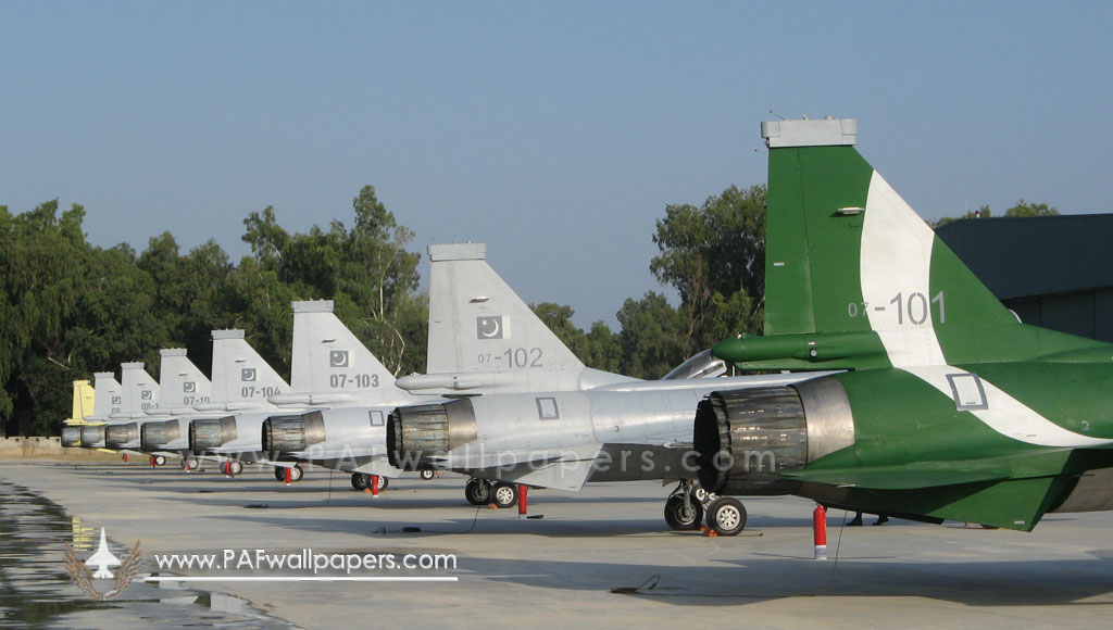 jf-17_thunder_flight_line.101-108jpg.jpg