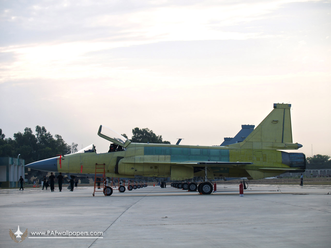 jf-17_thunder_flight_line_02.jpg