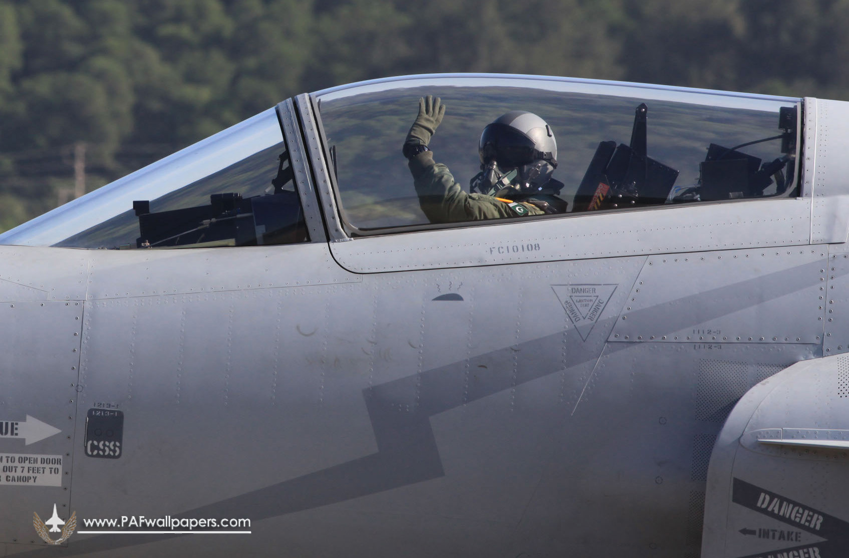 jf-17_thunder_zhuhai_2010_01_pilot.jpg