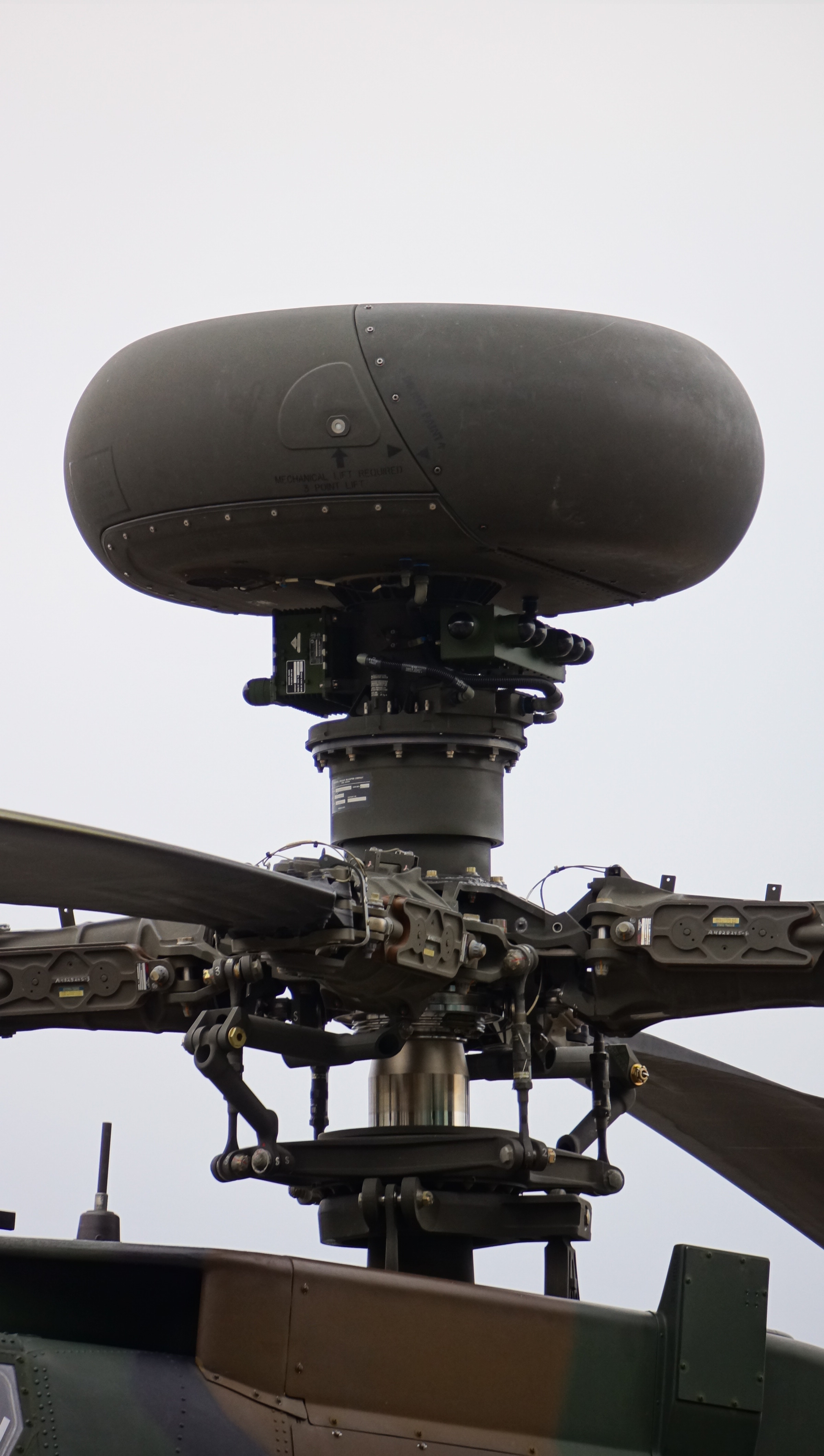 JGSDF_AH-64D（74506）_APG-78_Longbow_millimeter-wave_fire-control_radar.JPG