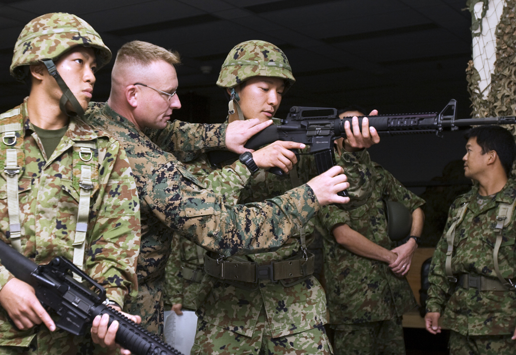 JGSDF_solders_at_Camp_Kinser_11-28-07[1].jpg