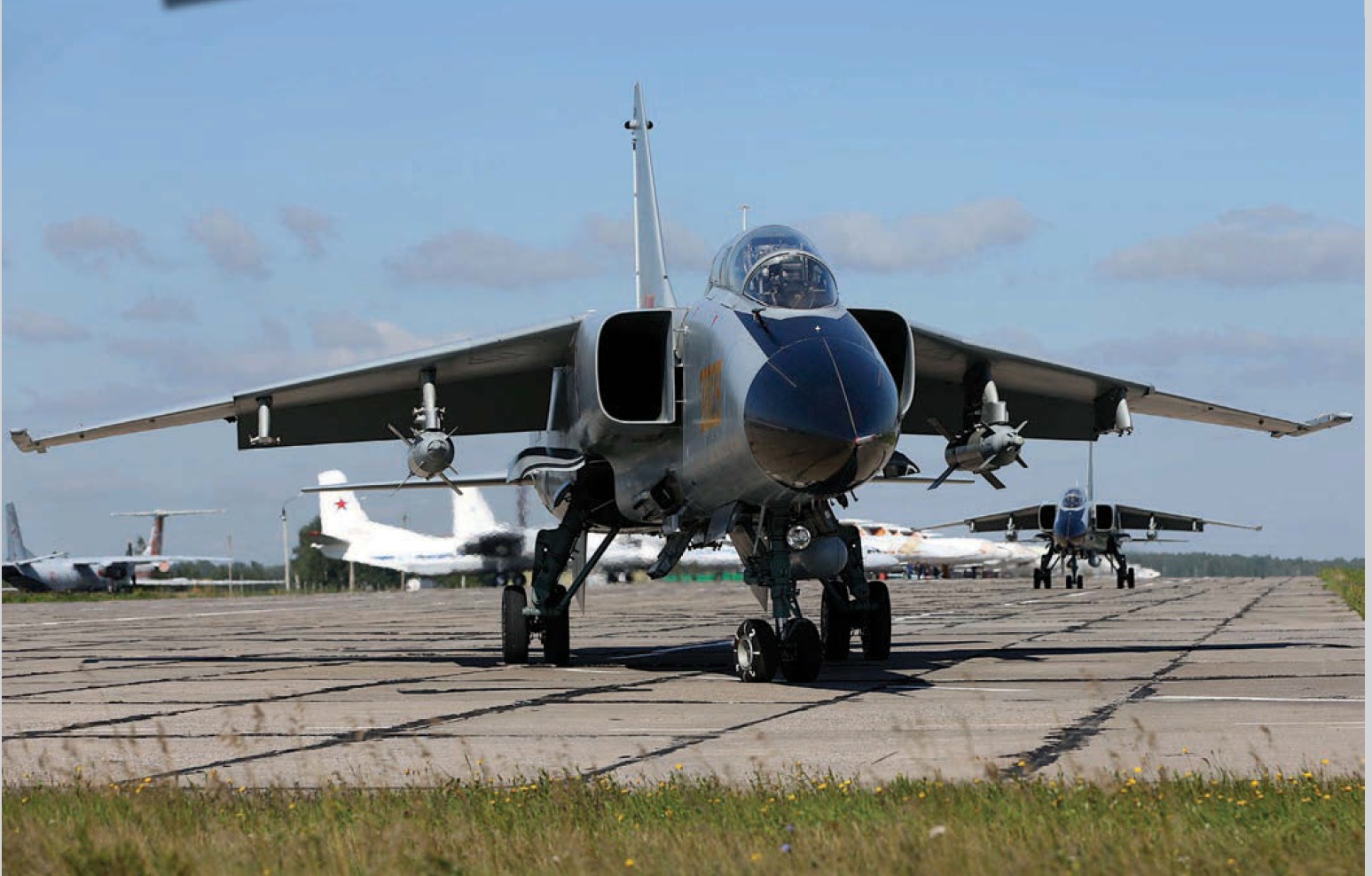 JH-7 carrying WMD-7 targeting pod.jpg