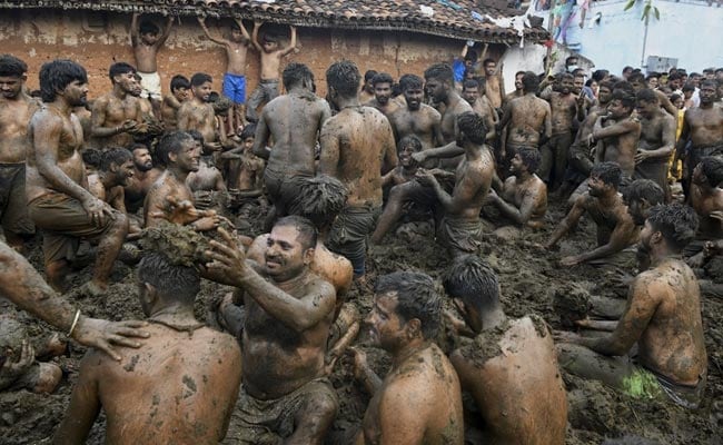 jivu5fpg_gumatapura-gorehabba-festival-cow-dung_625x300_07_November_21.jpg