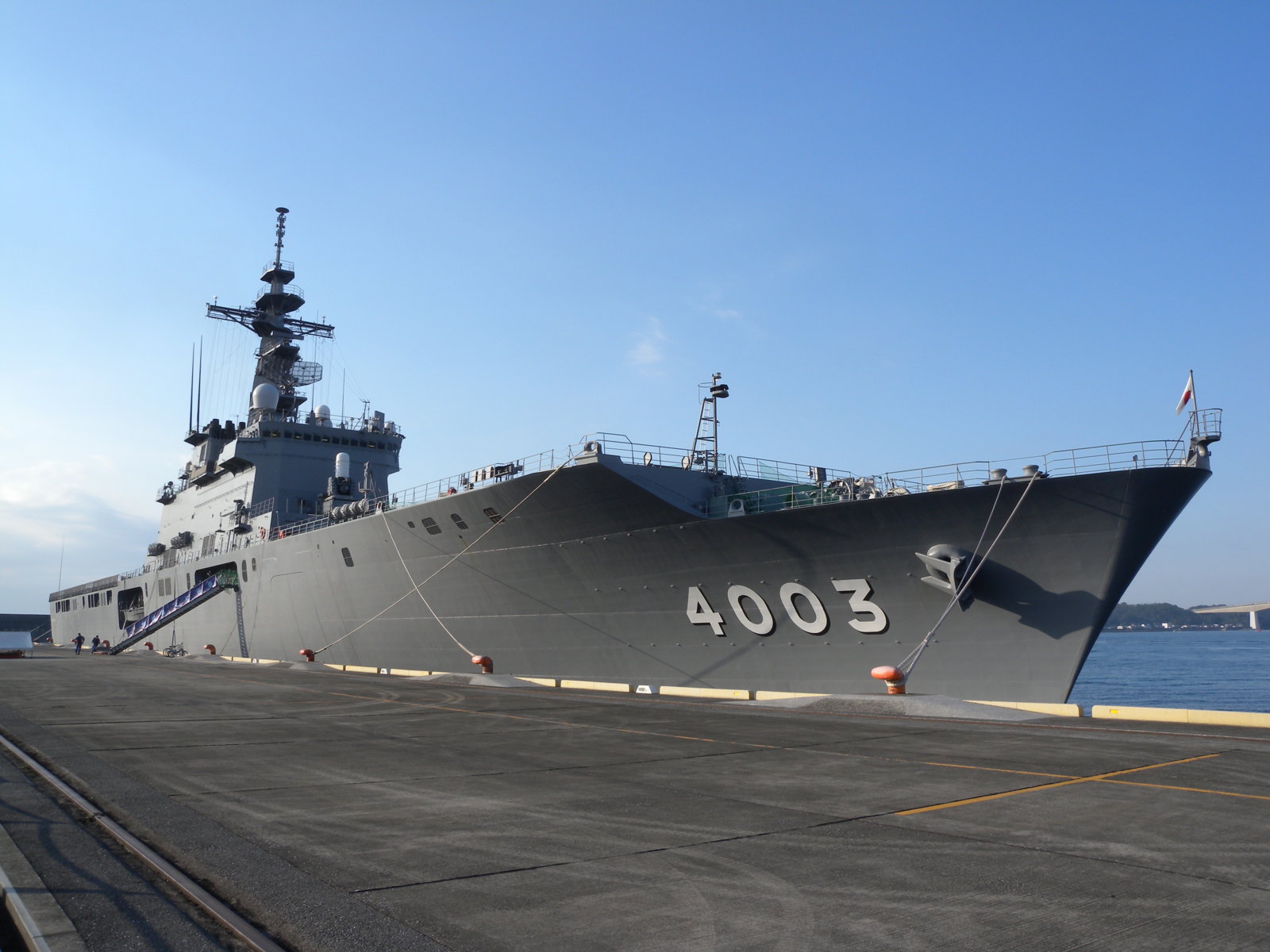 JMSDF_LST-4003_KUNISAKI[1].JPG