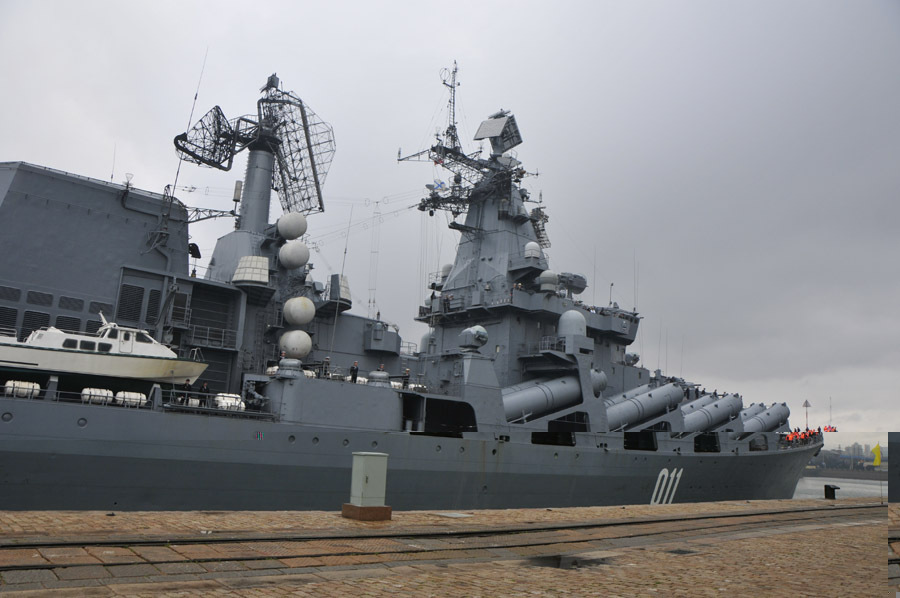 joint maritime -2012, Sino-Russian joint exercise at sea Varyag missile cruiser through the mi...jpg