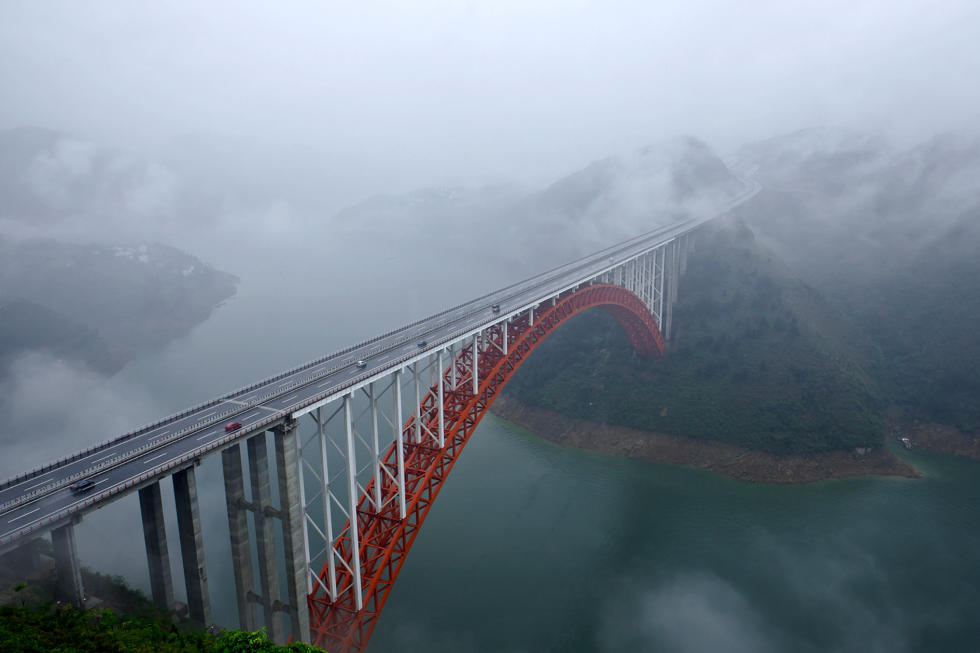 乱云飞渡——大宁河大桥。摄影：李民生（高速集团供图） 图片来自大渝网.jpg