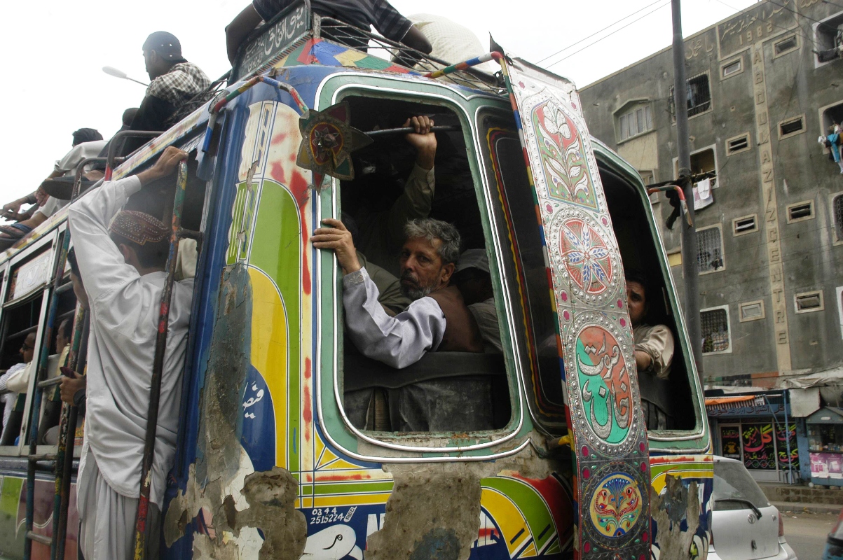 Karachi-bus-mhd-noman1.jpg