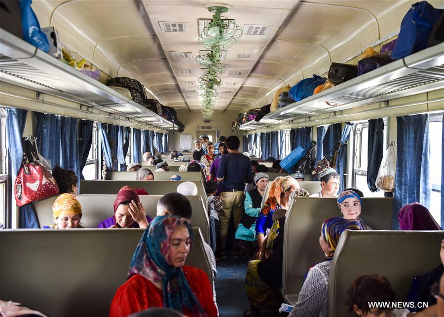 Kashgar-Hotan-railway.(2).Train#7559.23May2016.jpg