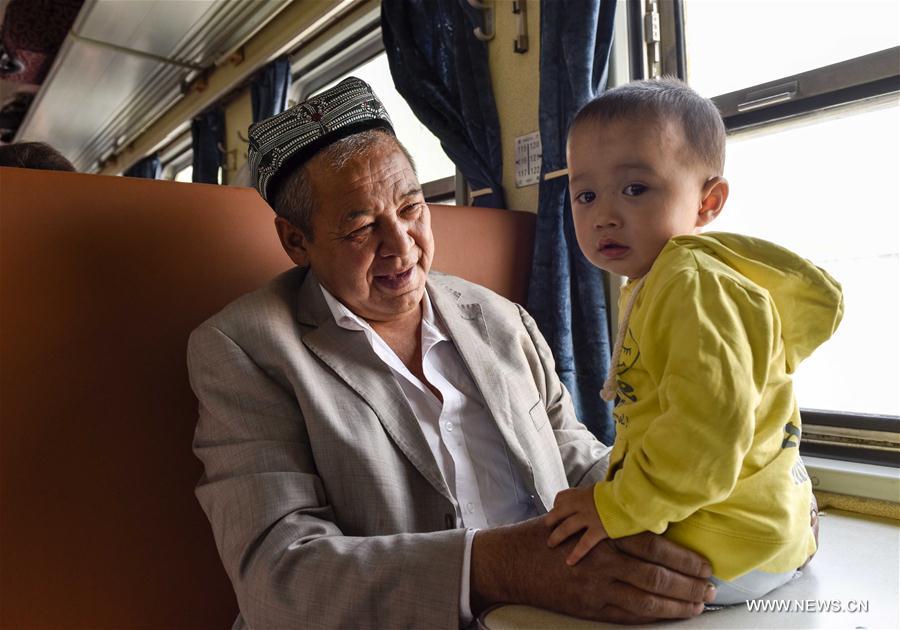 Kashgar-Hotan-railway.(3).Train#7559.23May2016.jpg