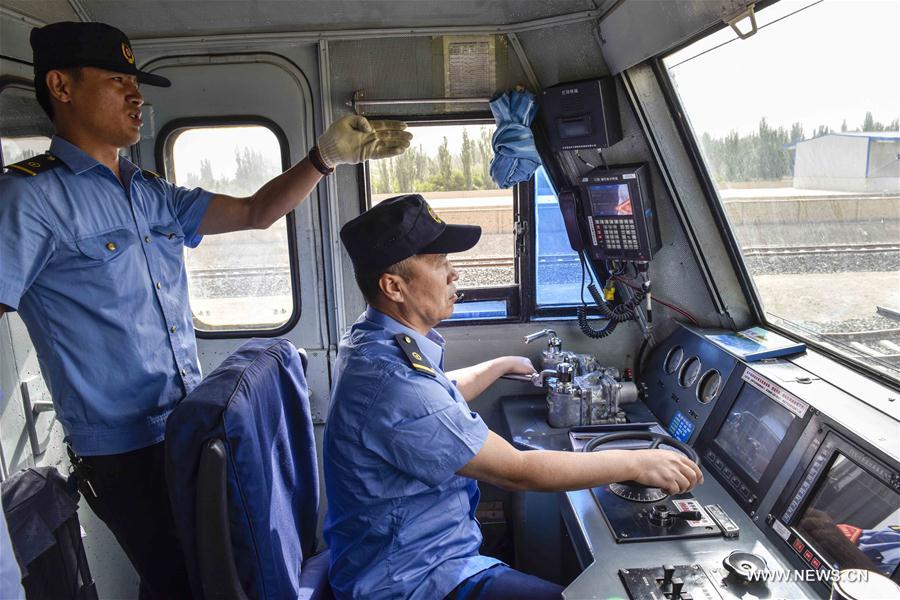 Kashgar-Hotan-railway.(6).train#7559-drivers.23May2016.jpg