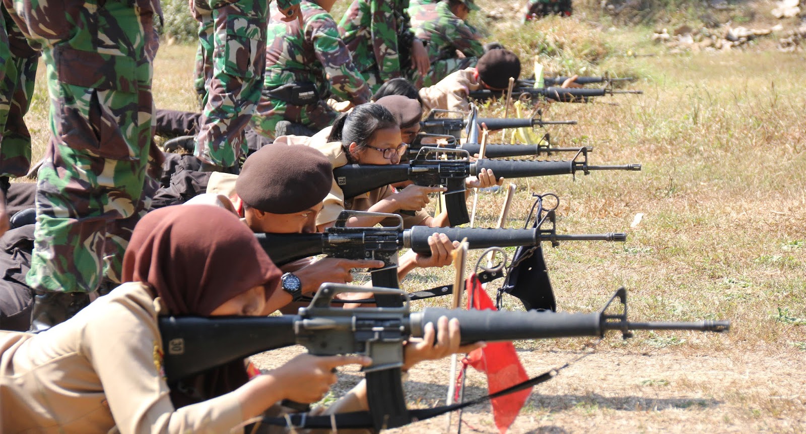 Kodim Kudus Latih Saka Wira Kartika Pengenalan Menembak Senapan.JPG