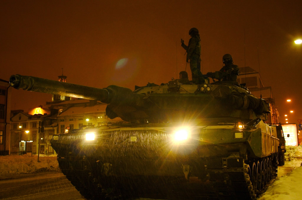 LAND_Leopard-2A6-Strv122_Sweden_Night_Lights_Tommke_CCS-SA25_lg.jpg