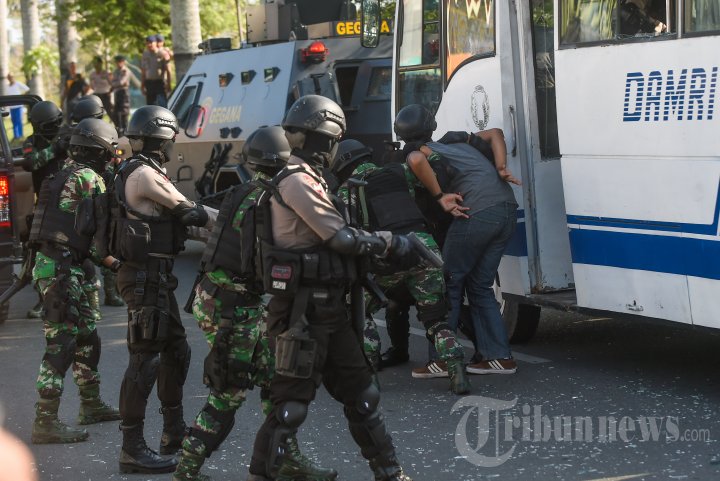 latihan-wanteror-tni-polri-di-bank-indonesia_20160223_185439.jpg