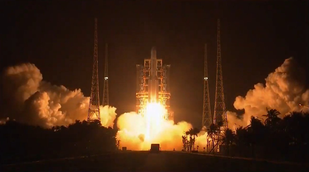 Long March 5 #5 launched Chang'e-5 20201124.jpg