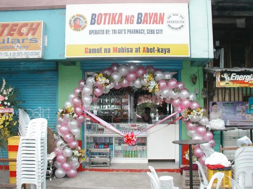 lrg-20-ribbon_cutting_balloon_arch_w_flowers.jpg