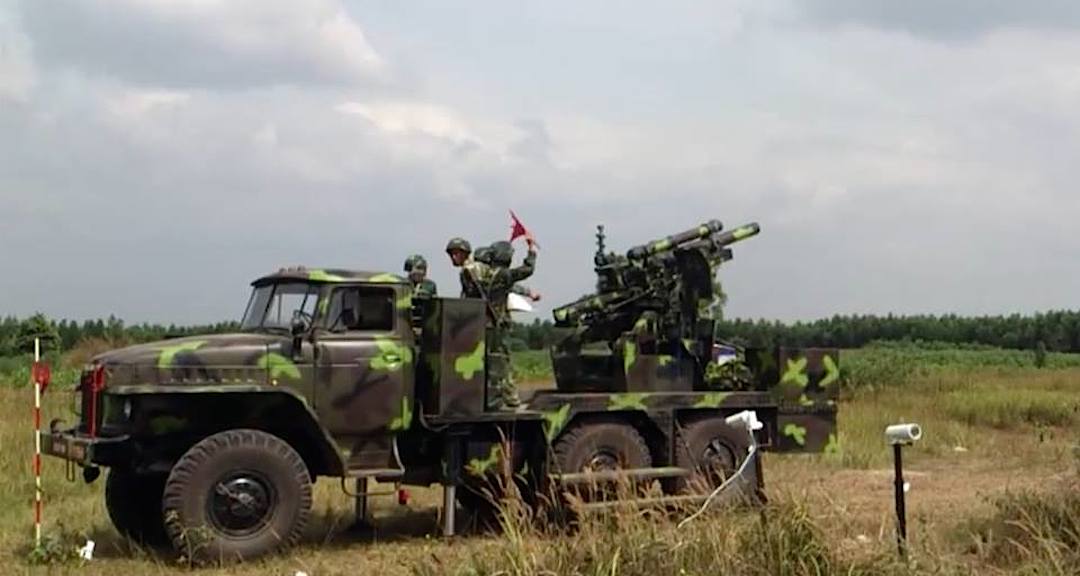 M2A1 105mm howitzer on an Ural-4320 chassis.jpg