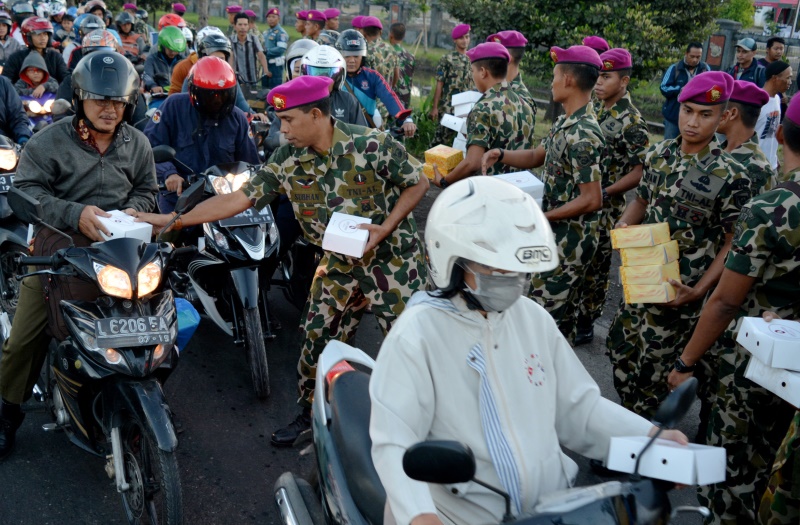 marinir-bagi-bagi-takjil-dadakan-warga-kaget-dikira-razia-PqXmhigZc9.jpg