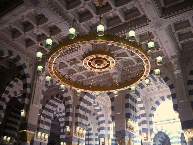 Masjid Al Nabawi in Madinah - Saudi Arabia (chandalier).jpg