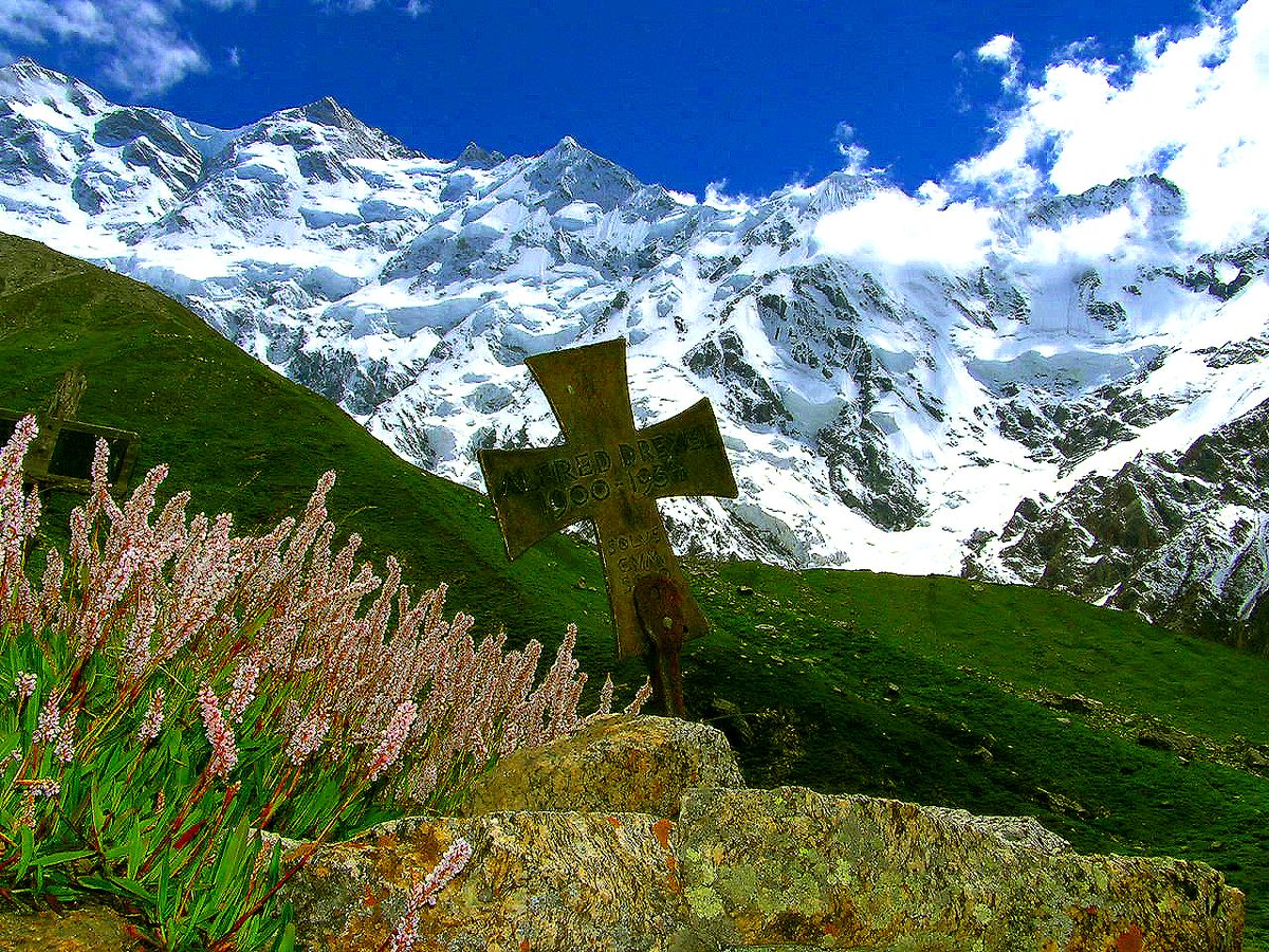 Memorial_on_the_Killer_mountain,_Nanga_Parbat.jpg