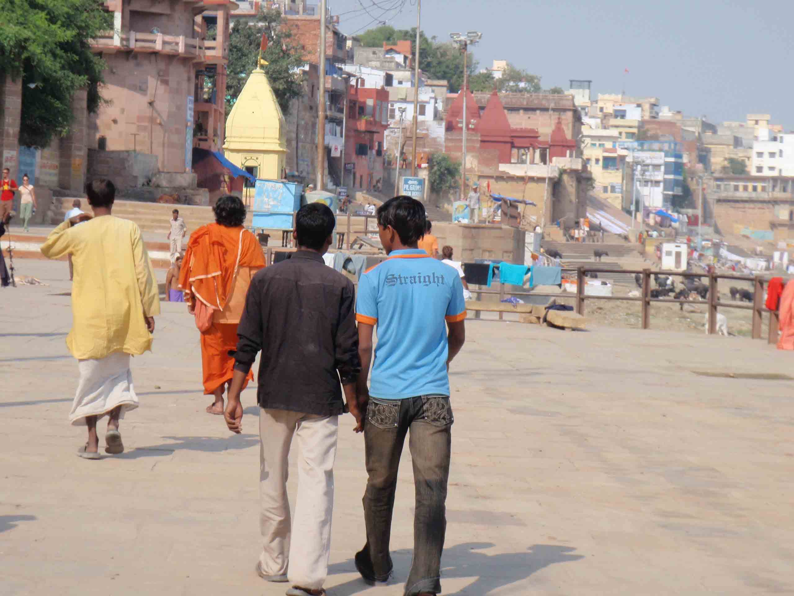 Men-Holding-hands-in-India.jpg