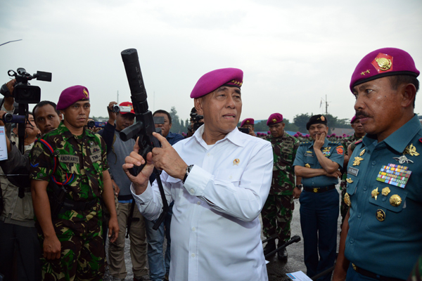 menhan-tinjau-alutsista-marinir-di-karang-pilang.jpg