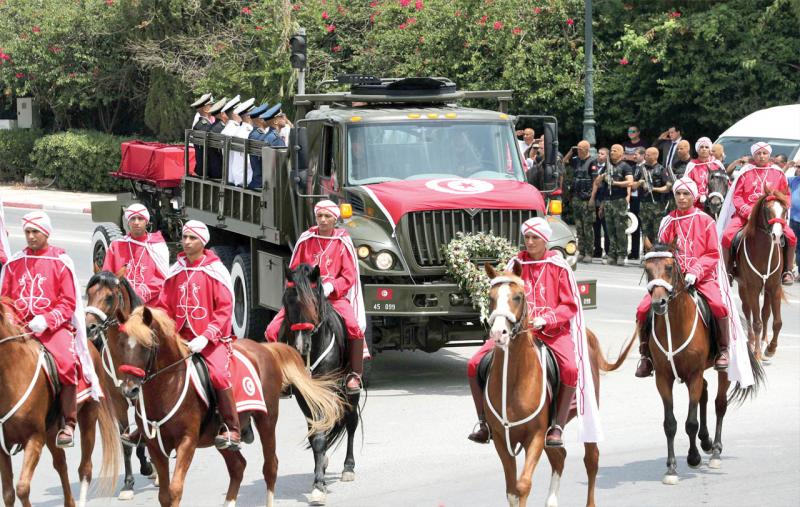 Military-officers-escort-the-Caid-Essebsi-during-REUTERS.jpg