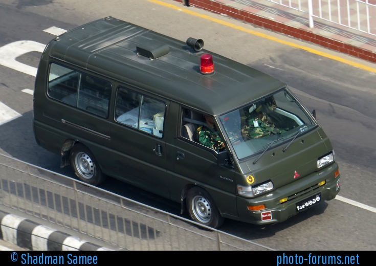 Mitsubishi L300 ambulance.jpg